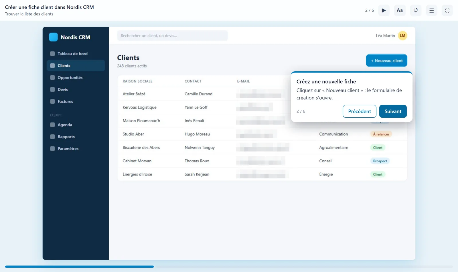 Le lecteur Oghamix à l'étape 2 sur 6 d'une démo : la bulle « Créez une nouvelle fiche » pointe le bouton « Nouveau client » d'un CRM, les e-mails de la liste sont floutés.